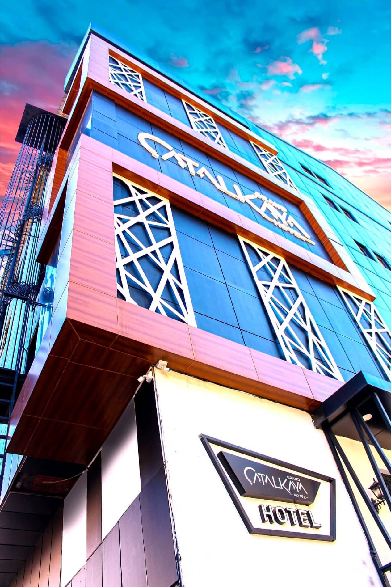 Grand Çatalkaya Hotel gece cephesi