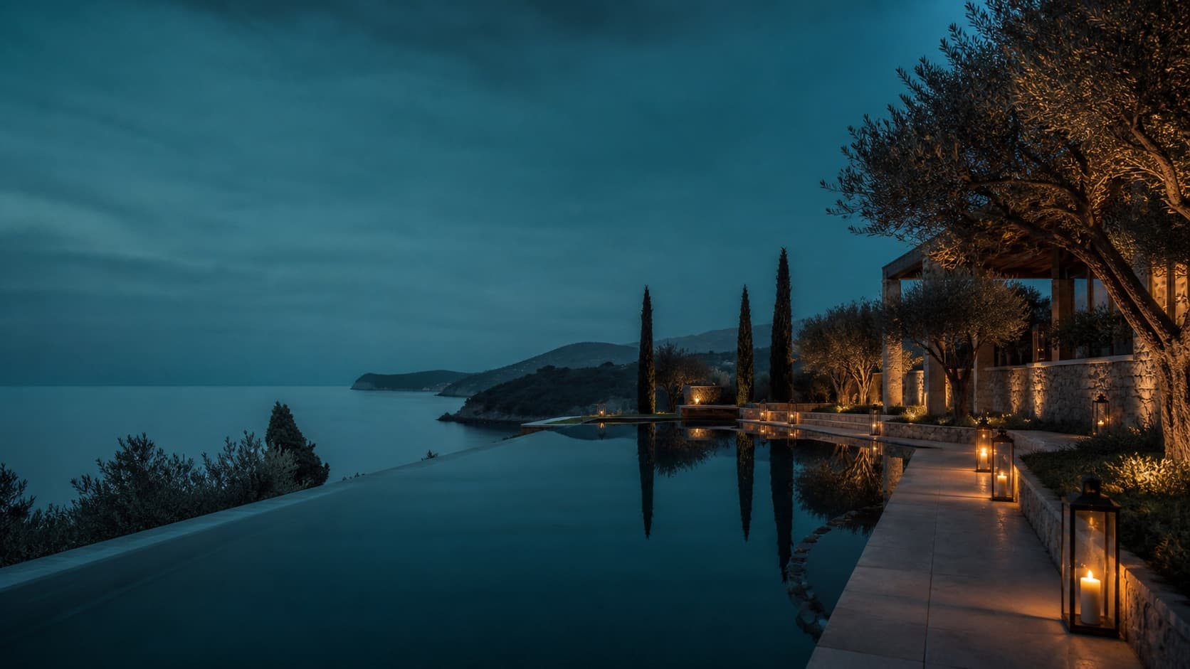Alacakaranlıkta sahil oteli terası